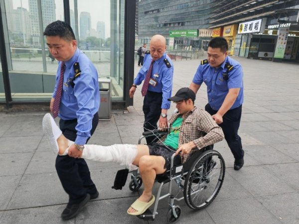 配资114平台查询 暖心！腿部骨折旅客被“抬”上火车_大皖新闻 | 安徽网